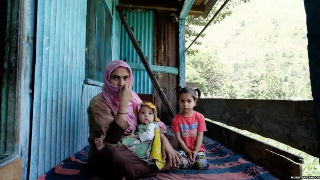 ઉરીમાં પોતાનાં બાળકો સાથે શાઝિયા મહમૂદ