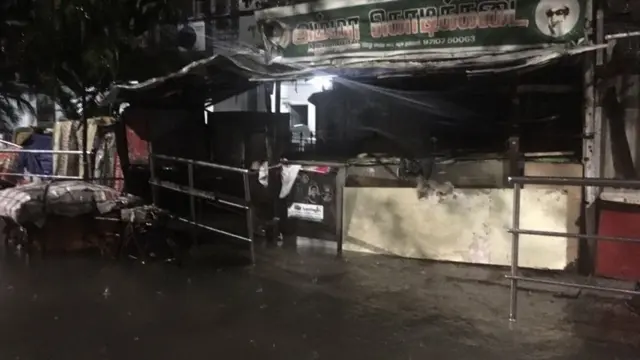 மின் இணைப்பு இல்லை; சாலை எங்கும் வெள்ளம்: நள்ளிரவில் தவித்த சென்னைவாசிகள்