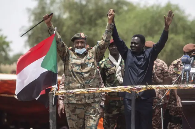 حاكم إقليم دارفور مني أركو مناوي(يمين) وقائد الجيش السوداني الفريق عبد الفتاح البرهان في مدينة الفاشر 10 أغسطس/آب عام 2021