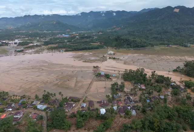 Foto udara dampak banjir bandang di Desa Sihaporas, Kecamatan Pinangsori, Kabupaten Tapanuli Tengah, Provinsi Sumatera Utara, Selasa (2/12/2025).