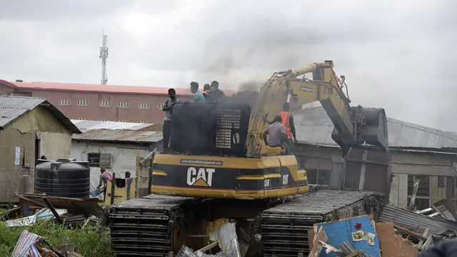 Ọkọ katakata to n wo ile