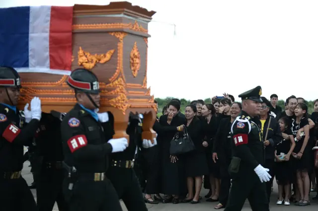 บรรยากาศที่สนามบินเป็นไปอย่างโศกเศร้า โดยมีครอบครัวและญาติของ จ.อ. สมาน มารอรับ