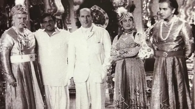 মুঘল-এ-আজমের সেটে বাঁদিক থেকে পৃথ্বীরাজ কাপুর, কে আসিফ, রবার্তো রোসেলিনি, মধুবালা এবং দিলীপ কুমার