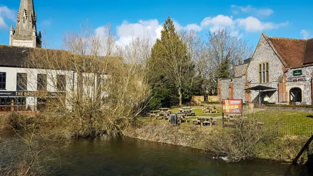вид на паб в солсбери