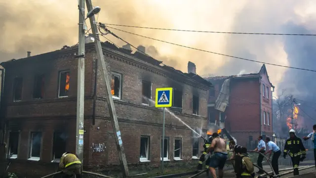 люди тушат дом в ростове