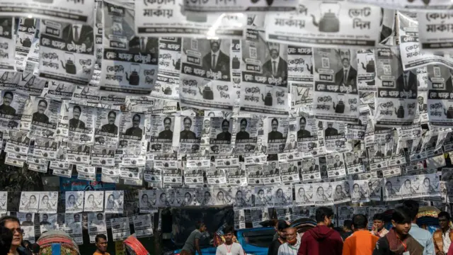 বিভিন্ন প্রতিদ্বন্দ্বী প্রার্থীর পোস্টার 