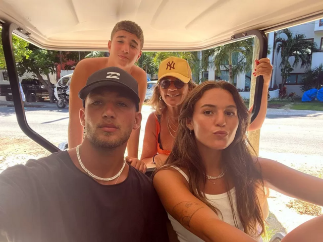 Itay e Maya Regev (primeira fila)jogos em dupla onlinefoto com a mãe e o irmão mais novo