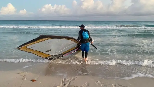 Elián López prestes a começar a travessia pelo mar