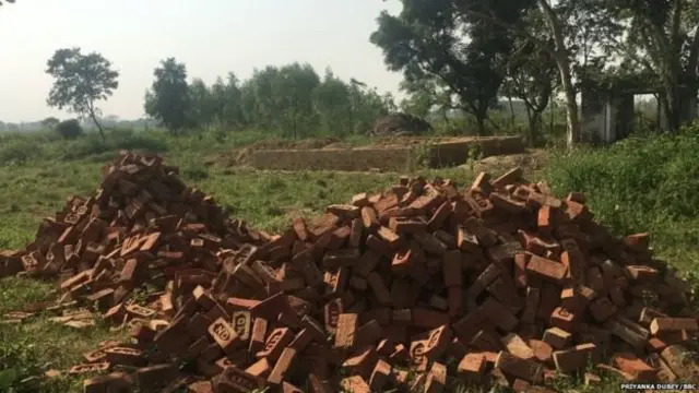 சம்பவ இடத்தில் போலீஸ் பூத் அமைக்கும் வேலை