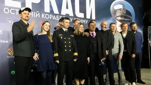 Професійні актори й військові моряки тральщика перед показом фільму