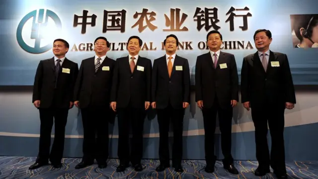 項俊波（右三）在香港出席中國農業銀行上市儀式（24/6/2010）