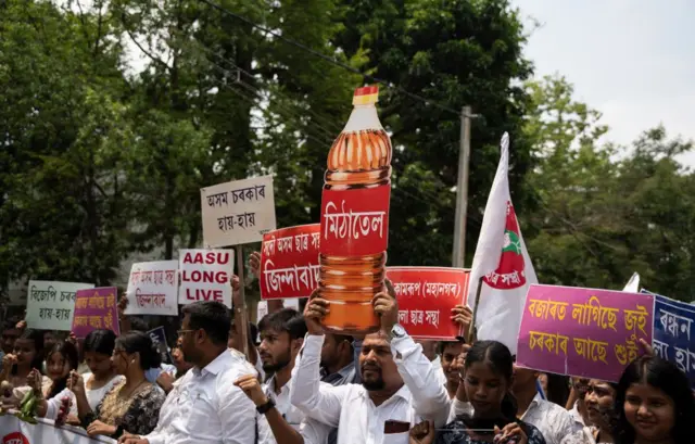 আসামে মূল্যবৃদ্ধির বিরুদ্ধে ছাত্র সংগঠন আসু-র বিক্ষোভ মিছিল