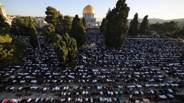 أعداد كبيرة من المصلين تجمعوا في المسجد الأقصى بالقدس