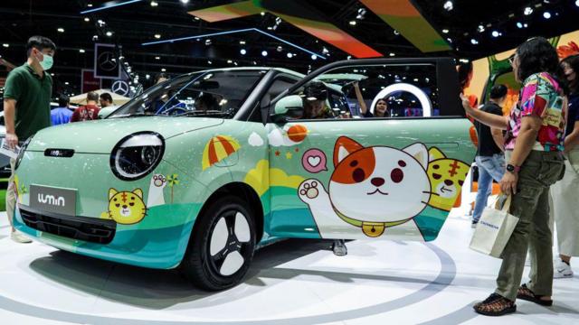 Một khách tham quan đang xem mẫu xe điện Changan Lumin EV City của Trung Quốc được trưng bày tại triển lãm ô tô quốc tế Bangkok 2024