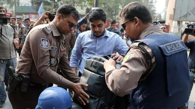 বিভিন্ন সময় চেকপোস্ট বসিয়ে তল্লাশি চালায় পুলিশ (ফাইল ছবি)