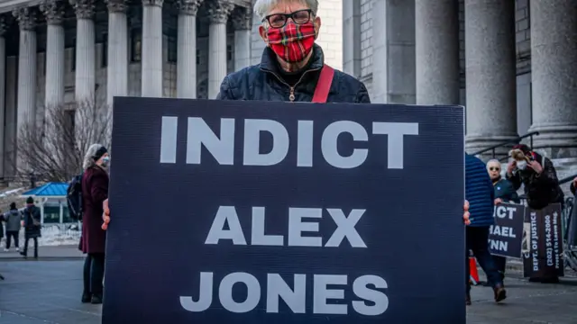 মিথ্যে তথ্য প্রচারের জন্য অ্যালেক্স জোনসের বিচার চান অনেকেই।