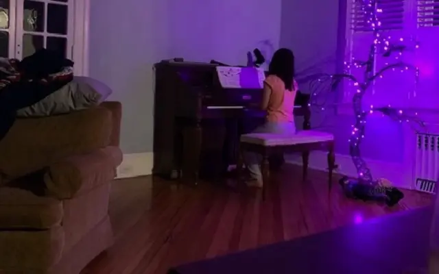 Malgré des périodes où elle se sentait suffisamment bien pour chanter et jouer du piano, comme ici en 2020, Lulu Johnson est décédée en 2021 après deux ans de lutte contre les pandas.