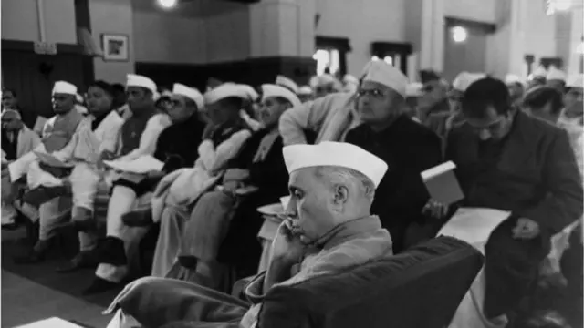 संसद के सेंट्रल हॉल में ठीक 11 बजकर 55 मिनट पर नेहरू की आवाज़ गूंजी