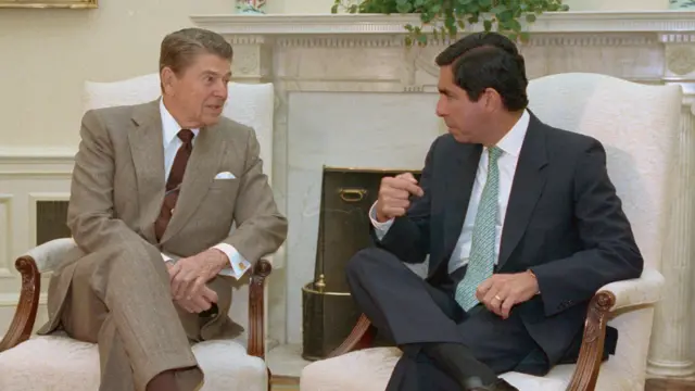 Ronald Reagan y Óscar Arias dialogan sentados en el Salón Oval de la Casa Blanca.