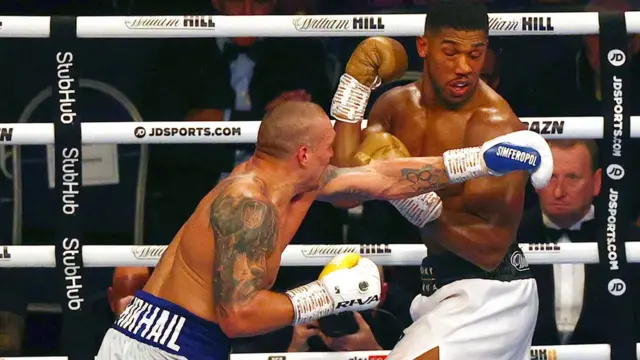 Oleksandr Usyk pẹlu Anthony Joshua