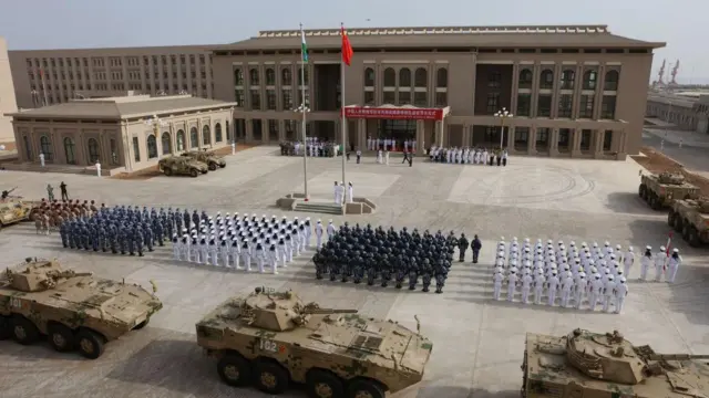 На фотографии, сделанной 1 августа 2017 года, запечатлены военнослужащие Народно-освободительной армии Китая на церемонии открытия новой китайской военной базы в Джибути