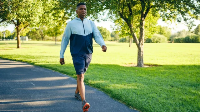 رجل يتمشى في متنزّه 