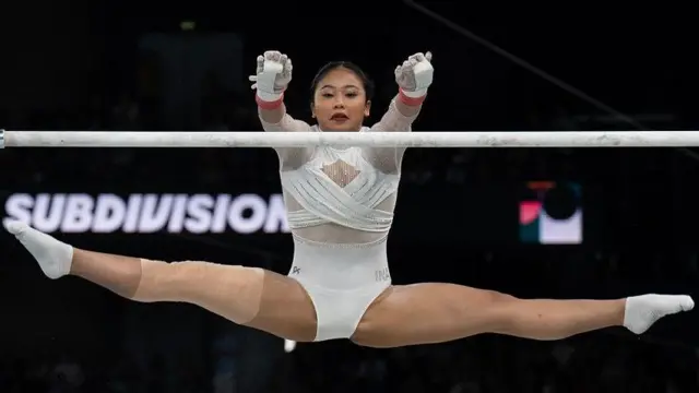 Pesenam putri Indonesia Rifda Irfanaluthfi melakukan gerakan pada nomor palang bertingkat saat pemanasan kualifikasi senam artistik putri subdivision 1 Olimpiade Paris 2024 di Bercy Arena, Paris, Prancis, Minggu (28/7/2024).
