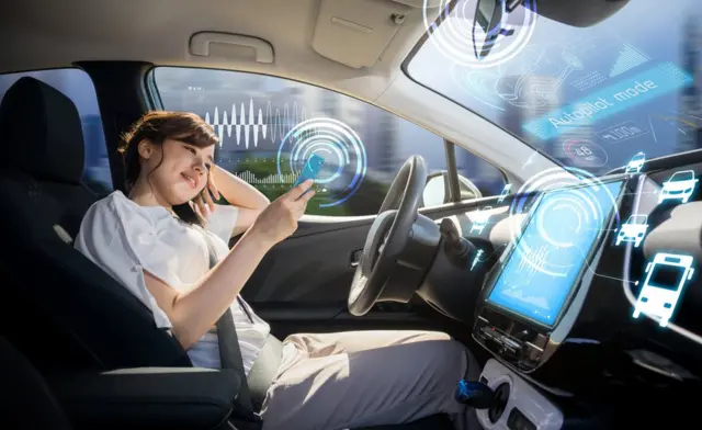 Una joven en un coche con piloto automático.