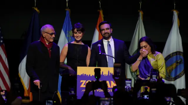 زهران، ۳۴ ساله، پسر پروفسور محمود ممدانی، یک استاد برجسته اوگاندایی است و مادرش، میرا نایر، هم یک فیلمساز شناخته‌شده است