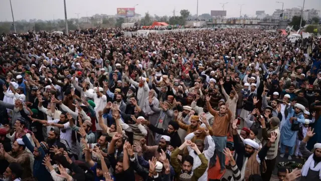 பாகிஸ்தான்: 'மத நிந்தனை' மோதலை தடுக்க ராணுவத்திற்கு அழைப்பு