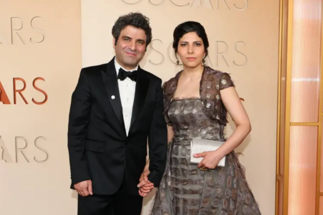 2026 ऑस्कर समारोह में डाक्युमेंट्री 'क्रैकिंग रॉक्स' के निर्देशक सारा खाकी और मोहम्मद रज़ा ऐनी