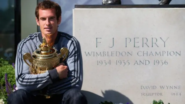 Andy Murray posant en 2013 devant une statue de Fred Perry, le vainqueur Britannique à remporter le tournoi de Wimbledon en 1936, soit 77 ans avant lui.