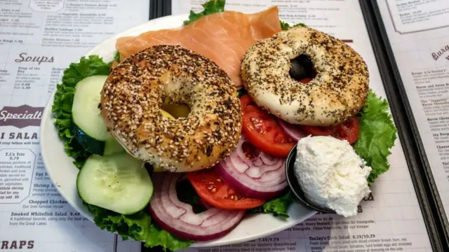 Bagel con tomate, queso en crema, lechuga y cebolla