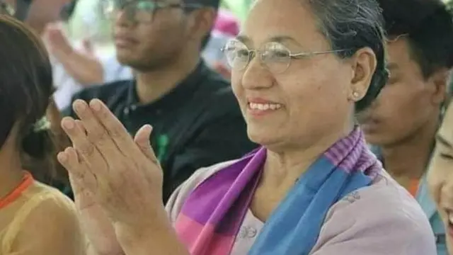 ဒေါ်ဝင်းမြမြဟာ NLD ကို အစဉ်အဆက်ဝန်းရံလို့ ပိုင်ဆိုင်တဲ့စီးပွားရေးလုပ်ငန်းတွေဆုံးရှုံးရတာတောင် သစ္စာရှိစွာ ဆက်လက်ဝန်းရံခဲ့တဲ့ နိုင်ငံရေးအကျဉ်းသားဟောင်းဖြစ်ပါတယ်။