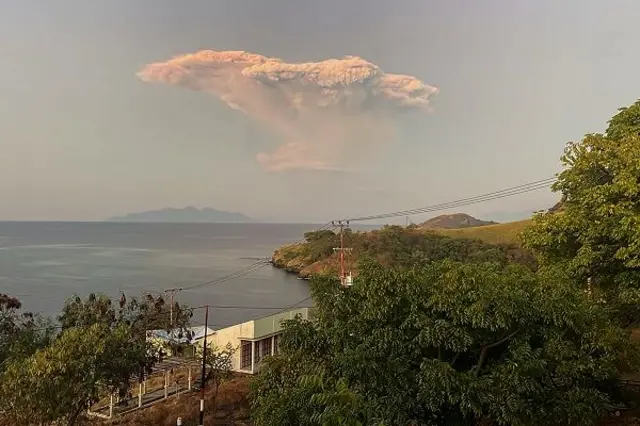 erupsi Gunung Lewotobi Laki-laki teramati dari Tanjung Kajuwula, Kabupaten Sikka, Nusa Tenggara Timur, Selasa (17/06).