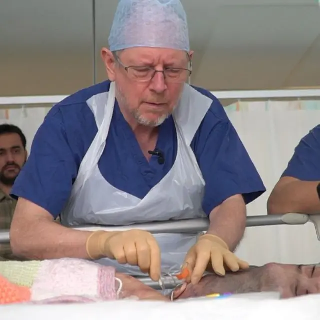 達納韋醫生在進行手術