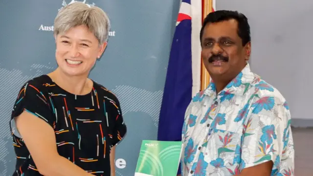 Ngoại trưởng Úc Penny Wong bắt tay Bộ trưởng Bộ Việc làm Fiji Praveen Bala
