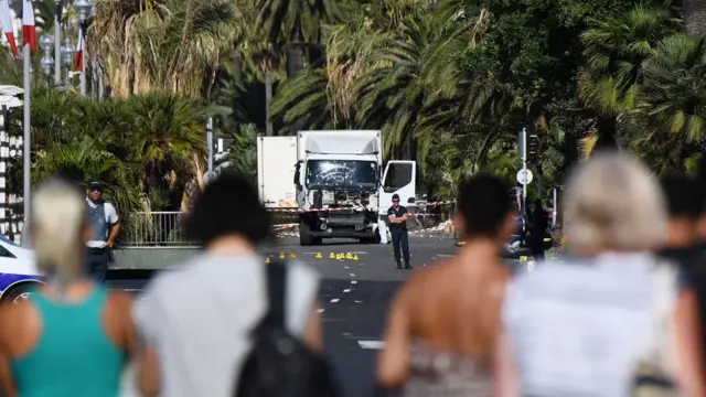 Curiosos observan el camión en Niza