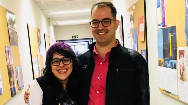 Roberta Duarte e o professor Rodrigo Nemmen sorrindo abraçadospalpite do jogo do corinthians hojecorredorpalpite do jogo do corinthians hojeuniversidade