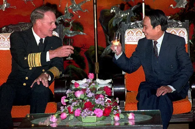 Đô đốc Charles Larson (trái), Tổng Tư lệnh châu Á-Thái Bình Dương của Mỹ, nâng ly cùng Thứ trưởng Ngoại giao Việt Nam Lê Mai tại Hà Nội vào ngày 16/1/1994, trong chuyến thăm để thảo luận về vấn đề tù binh và người Mỹ mất tích trong chiến tranh (POW/MIA)