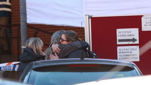 Los familiares se abrazan.