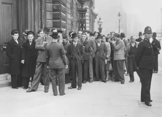 Чорно біле старе фото - люди на вулиці