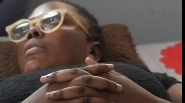 Eniola ree lasiko ti wọn gbe e sori bẹẹdi, o wo igo soju, o si n gbọ ọrọ ti wọn n ba a sọ, pẹlu ọwọ mejeeji to ka mọ ara wọn.