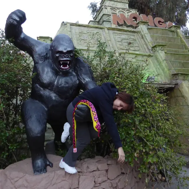 Mulher posa com estátua de gorila em atração circense