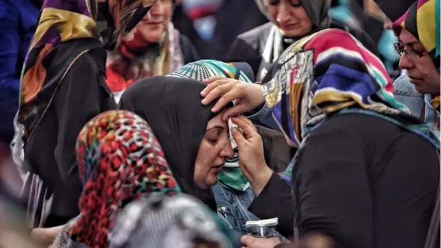 El gobierno turno desplazó y suspendió a al menos 10 mil empleados del estado tras el intento de golpe.