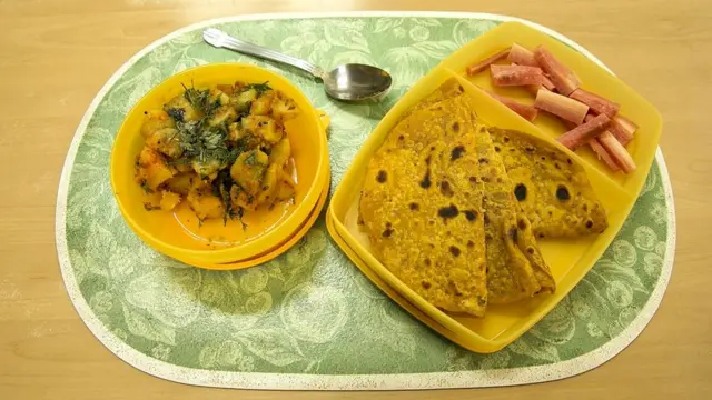 Морковный салат, пшеничные лепешки и вареный картофель