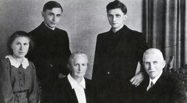 Pope Benedict re e pelu awọn ẹbi rẹ (oun lo wa ri iduro lapa ọ tun) 