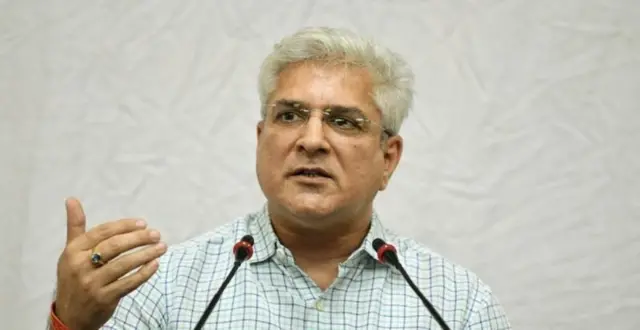 कैलाश गेहलोत यांच्याकडे परिवहन मंत्रालयासह अनेक खाती आहेत.