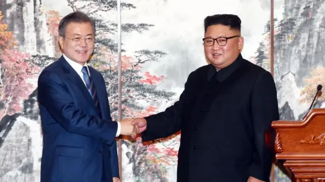 South Korean President Moon Jae-in (L) shakes hands with North Korean leader Kim Jong Un (R) during a joint press conference at Paekhwawon State Guesthouse on September 19, 2018 in Pyongyang, North Korea.
