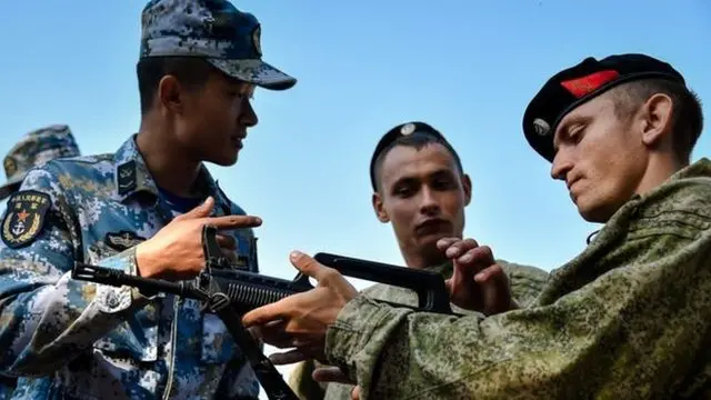 去年，中俄两国海军陆战队在远东地区举行联合训练。